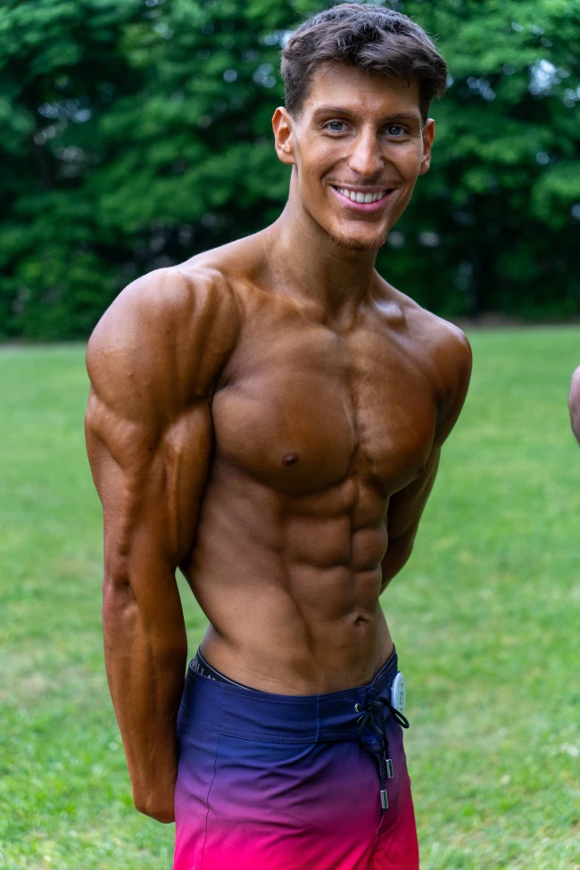 Yussef Jaber lächelnd in die Kamera, neben ihm ein Mann mit seinen Wettkampfmedaillen