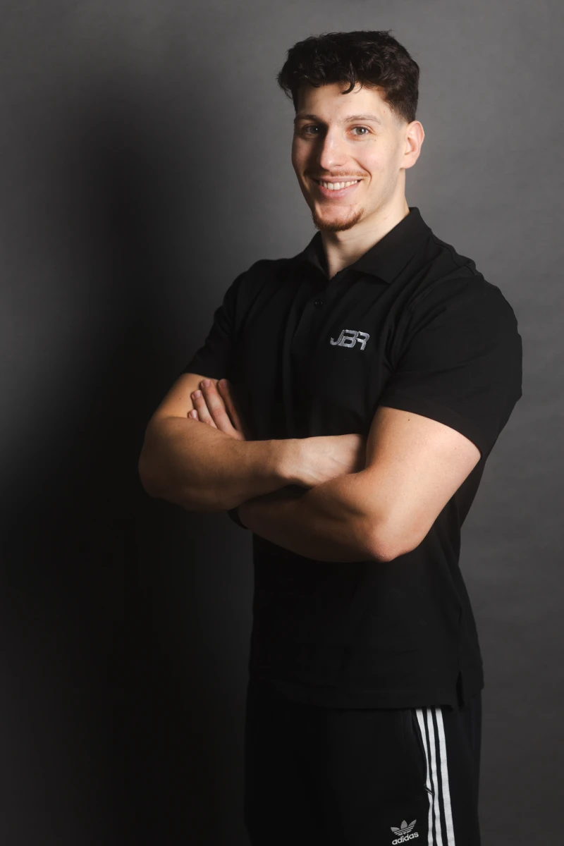 Yussef Jaber in JBR Polo mit verschränkten Armen